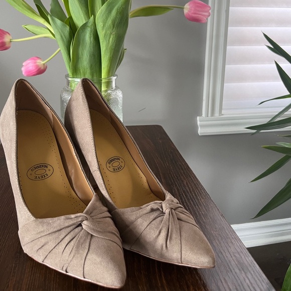 Beautiful, comfortable Report chunky heel. Looks new, no stains on suede. - Picture 2 of 4